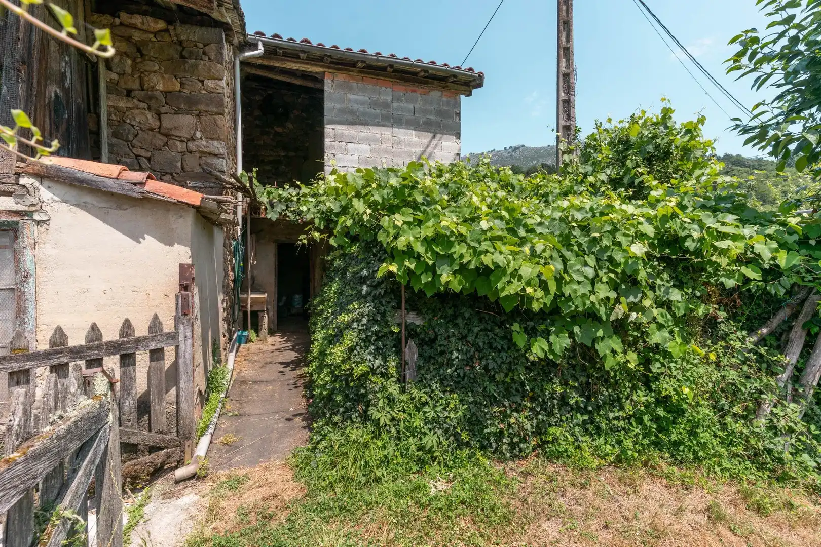 Vista exterior de Casa o xalet en venda en Sobrescobio amb Jardí privat, Terrassa i Traster
