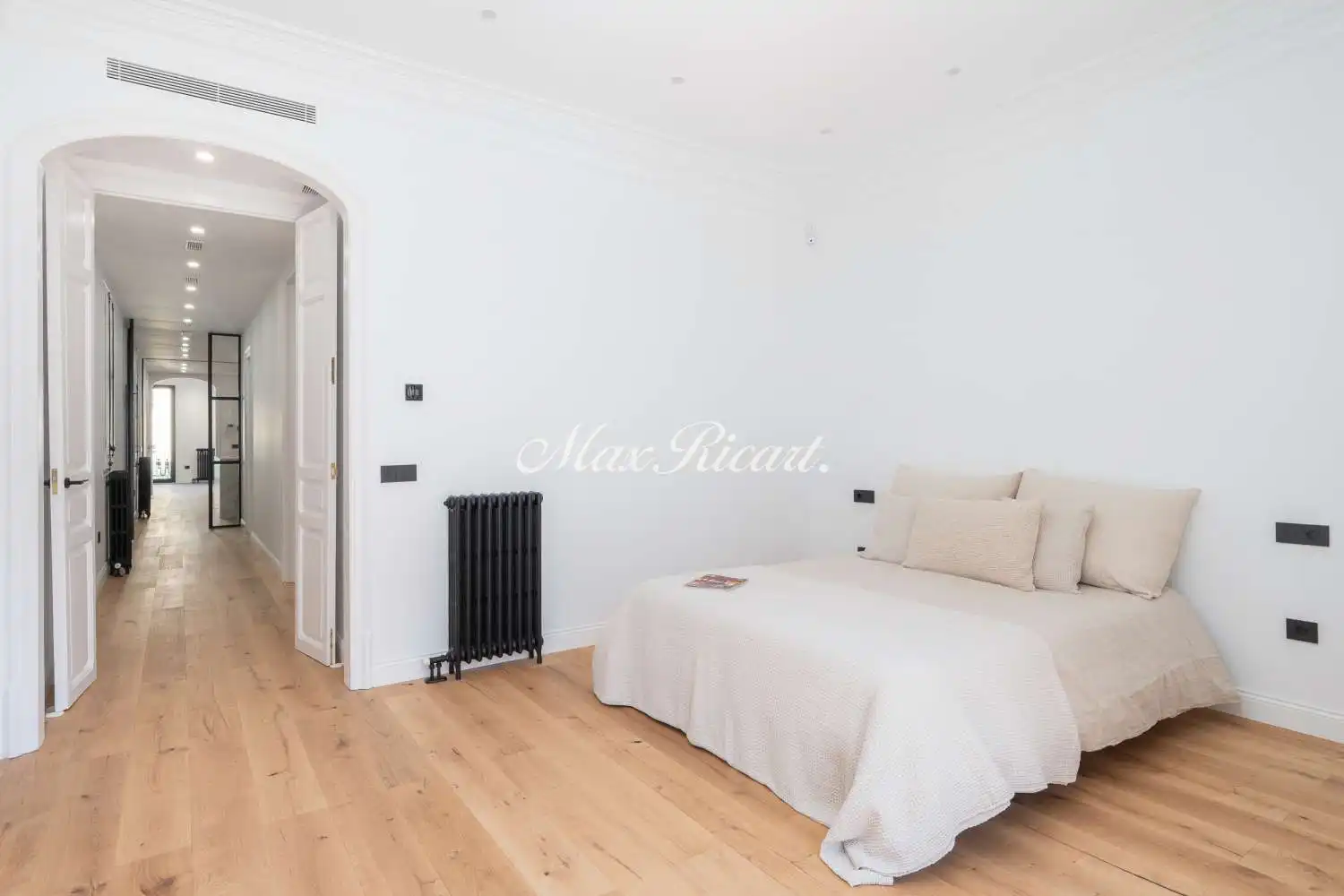 Schlafzimmer von Wohnung zum Verkauf in Barcelona mit Klimaanlage, Heizung und Balkon