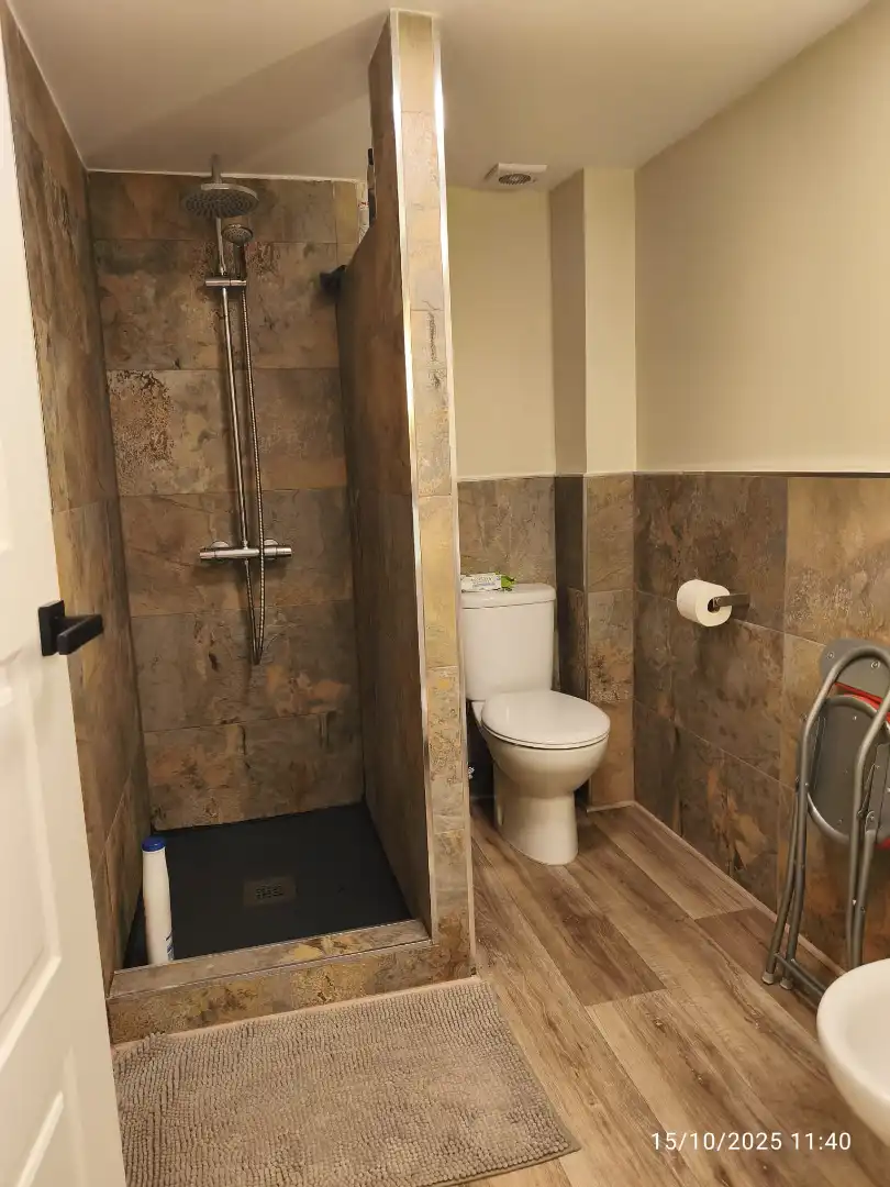 Badezimmer von Geschaftsraum zum Verkauf in Bormujos mit Klimaanlage, Parkett und Möbliert