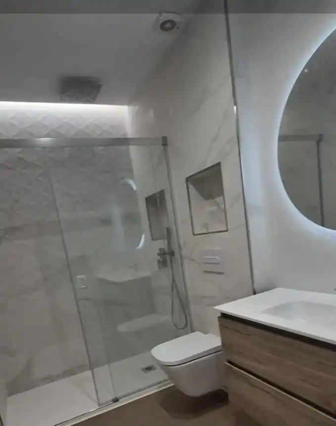 Baño de Piso de alquiler en Torremolinos con Aire acondicionado, Terraza y Amueblado