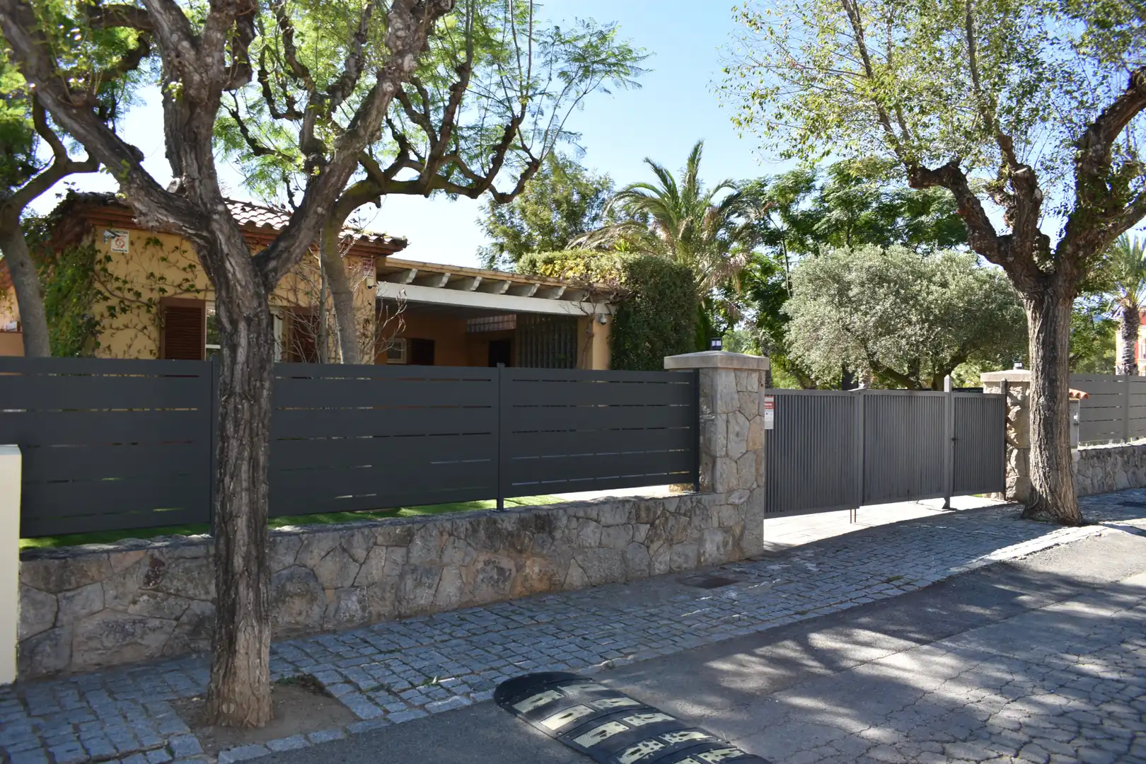 Vista exterior de Casa o xalet en venda en Mont-roig del Camp amb Aire condicionat, Calefacció i Jardí privat