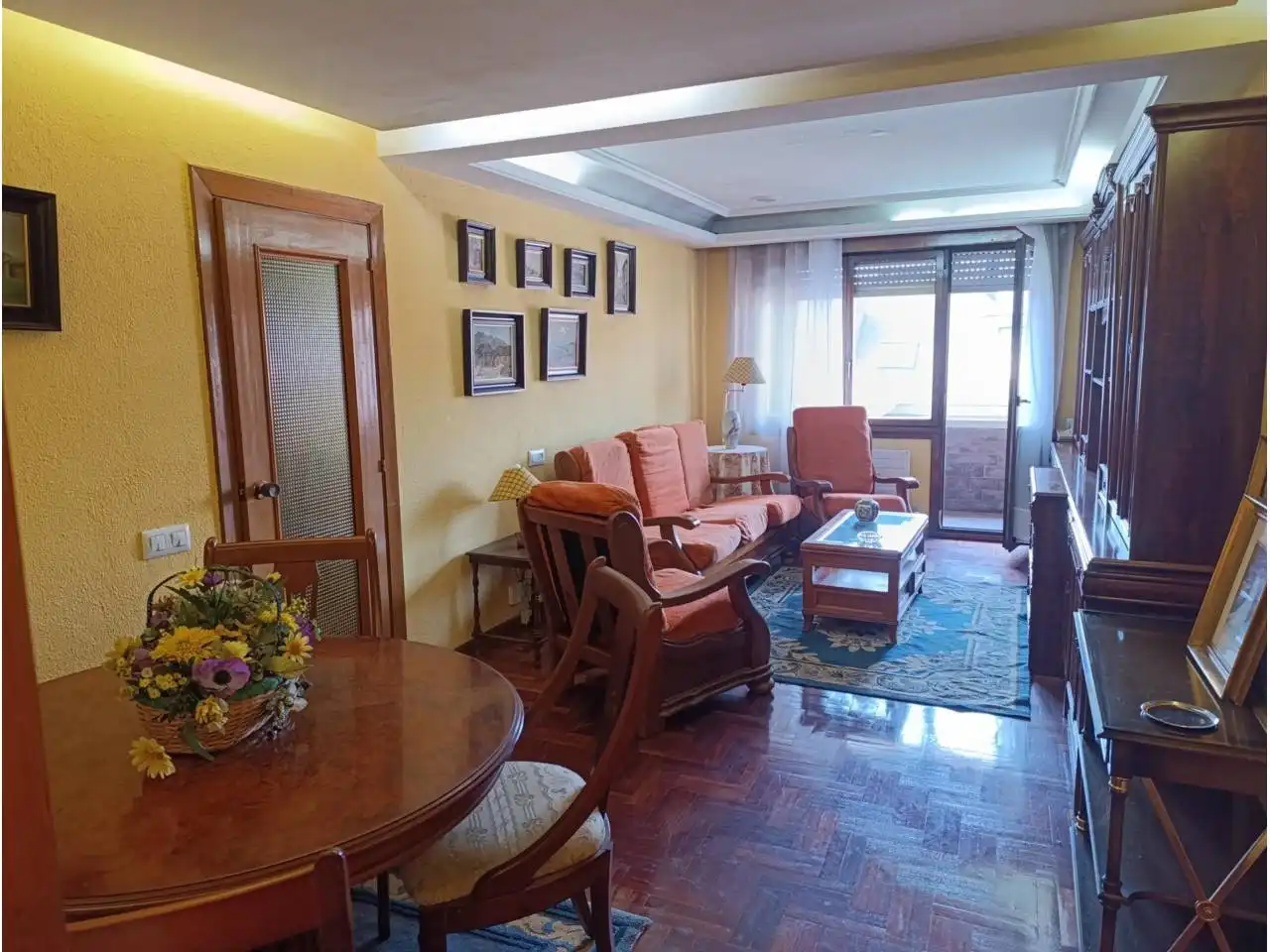 Sala d'estar de Pis de lloguer en Oviedo  amb Calefacció, Parquet i Terrassa