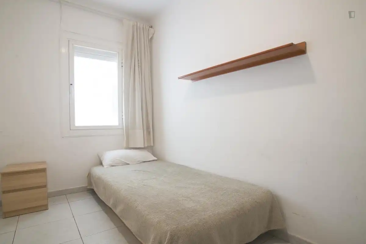 Habitación de Apartamento para compartir en Barcelona con Aire acondicionado, Calefacción y Amueblado