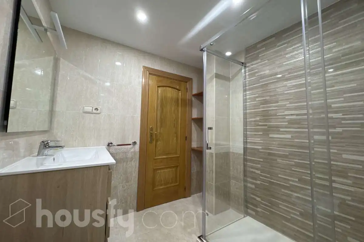 Baño de Piso de alquiler en Alcalá de Henares con Aire acondicionado, Calefacción y Parquet