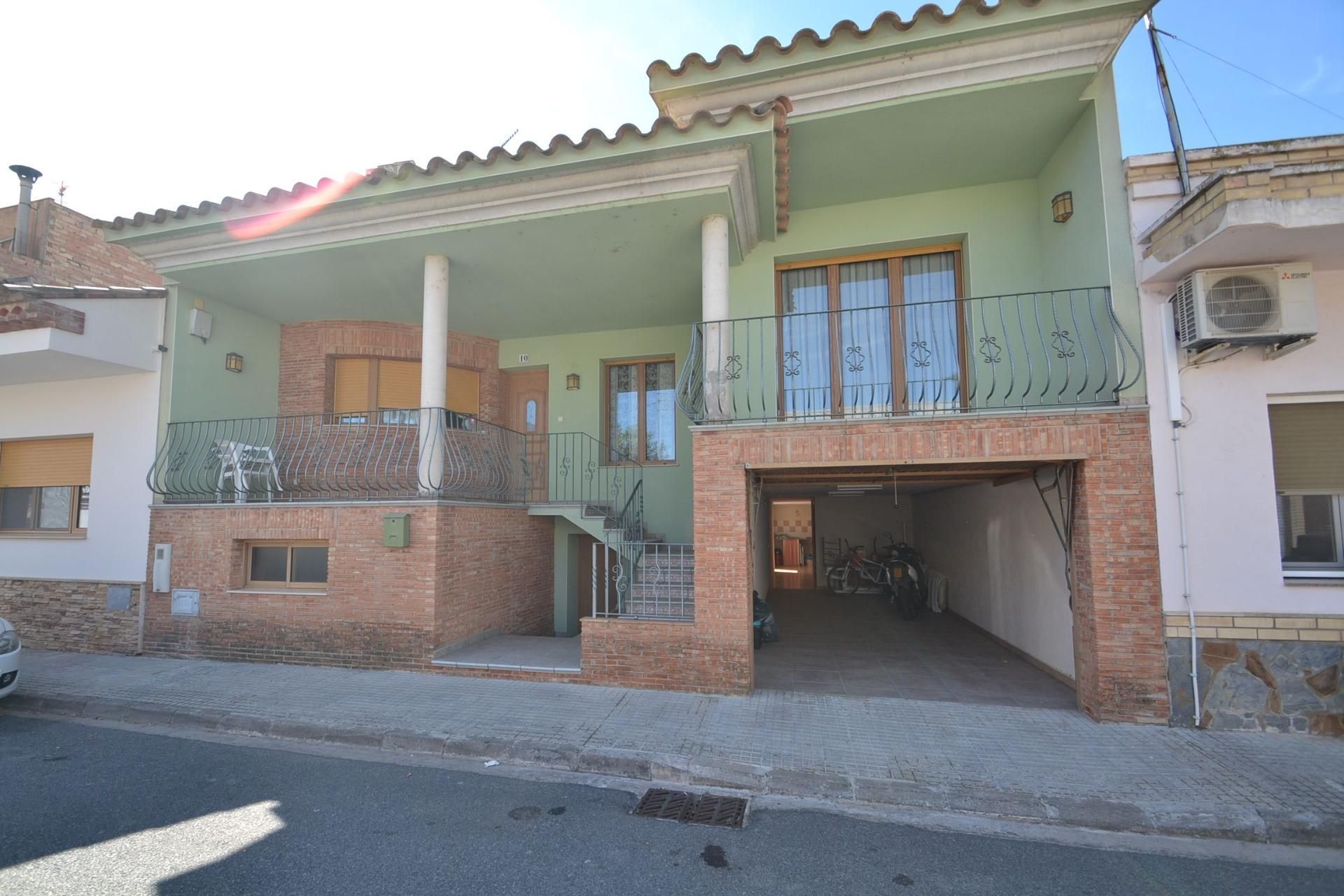 Vista exterior de Casa o xalet en venda en Deltebre amb Aire condicionat, Jardí privat i Terrassa