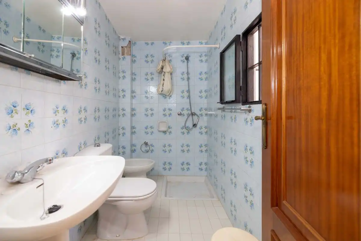 Badezimmer von Einfamilien-Reihenhaus zum Verkauf in Dos Hermanas mit Klimaanlage, Heizung und Privatgarten