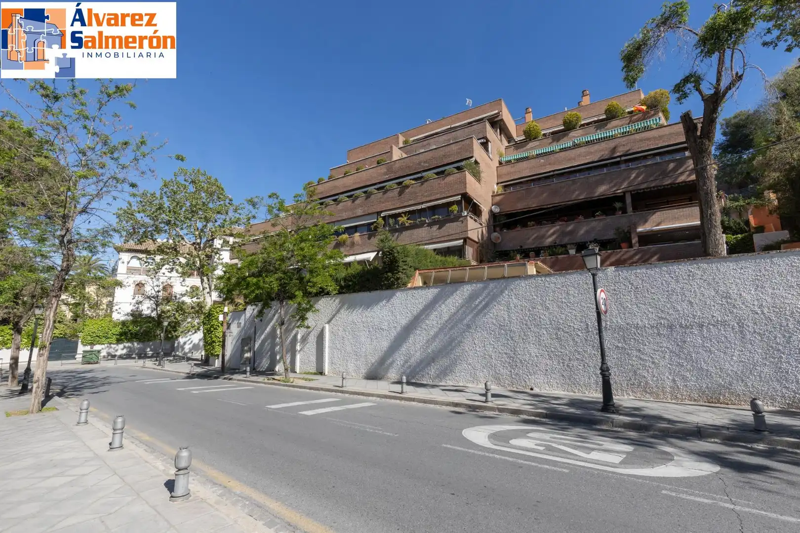 Vista exterior de Pis en venda en Granada amb Terrassa, Traster i Piscina comunitària