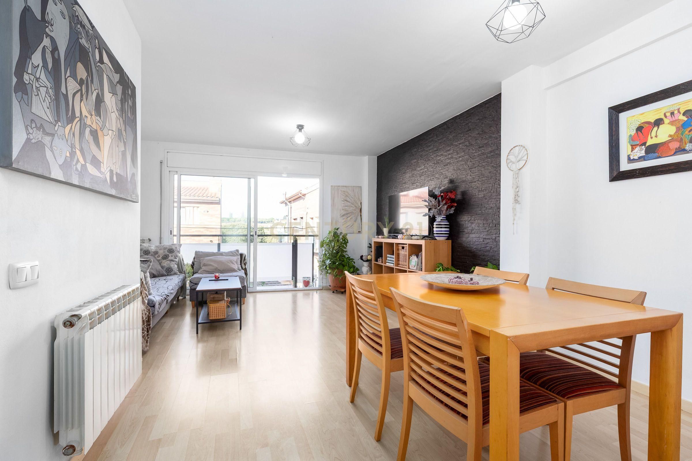 Menjador de Apartament en venda en Parets del Vallès amb Balcó