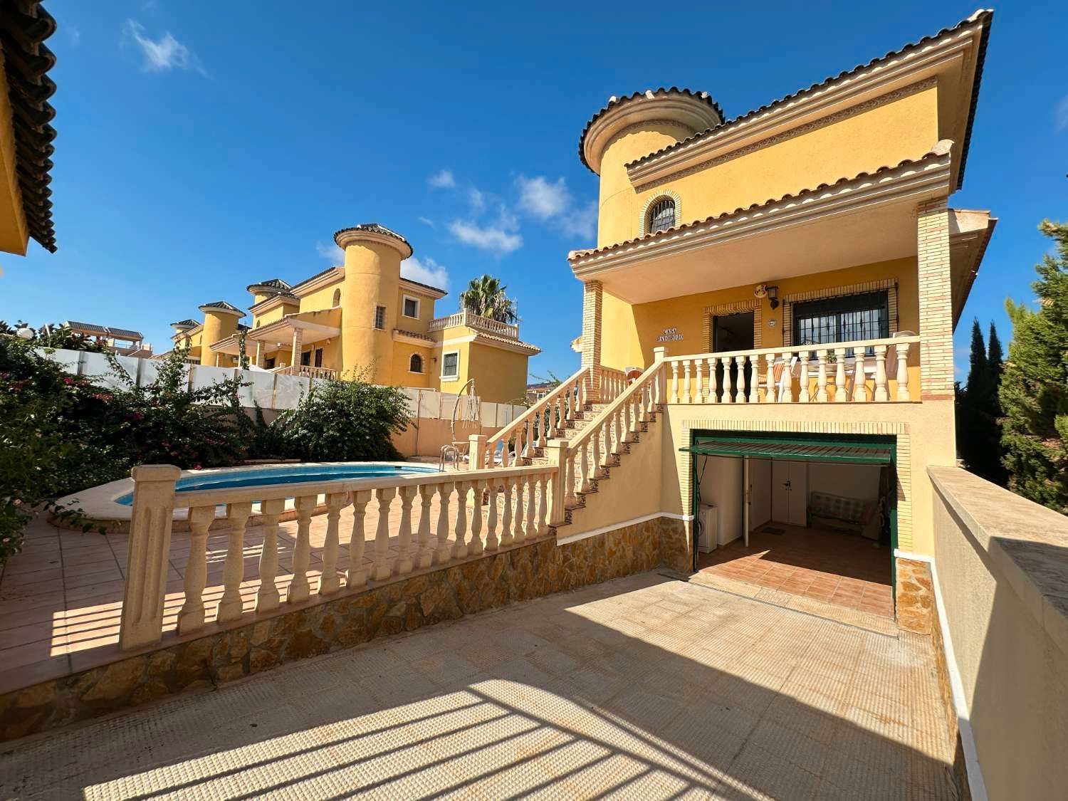Vista exterior de Casa o xalet en venda en Orihuela amb Aire condicionat, Calefacció i Terrassa