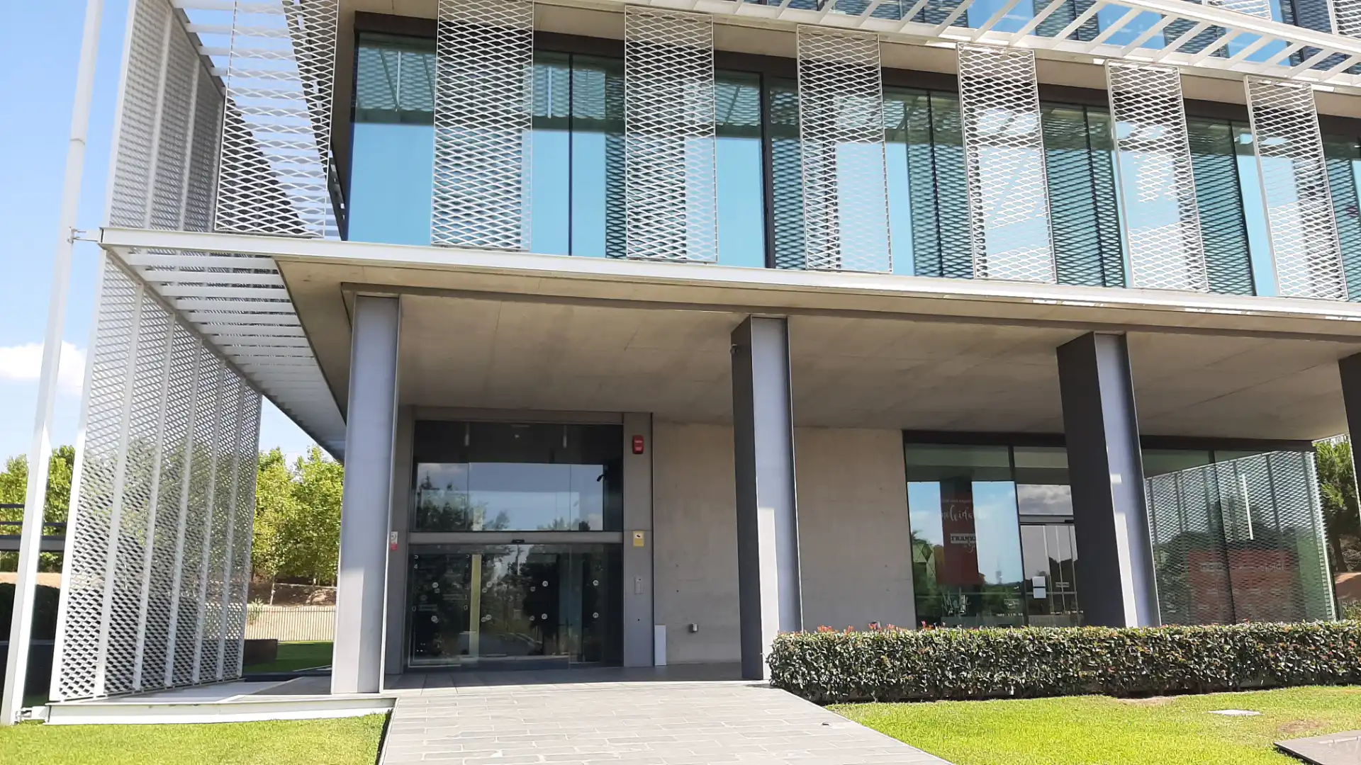 Vista exterior de Oficina de lloguer en Sant Cugat del Vallès amb Calefacció, Internet i Alarma