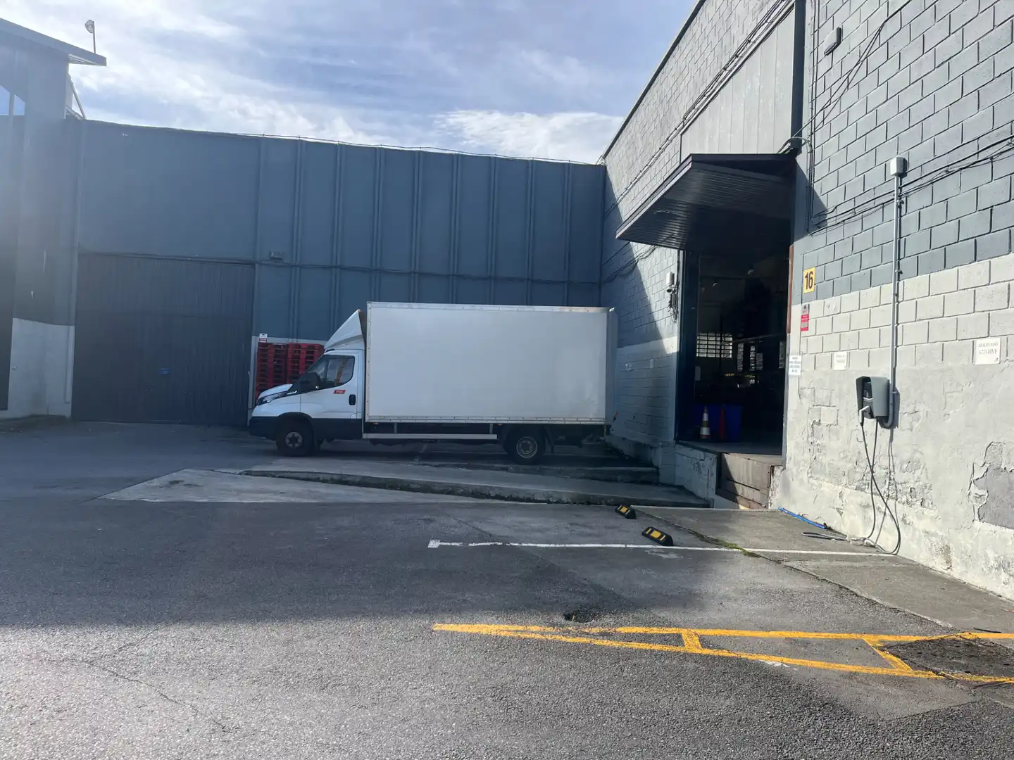 Parkplatz von Fabrikhallen zur Miete in Arrankudiaga / Zollo mit Heizung und Alarm