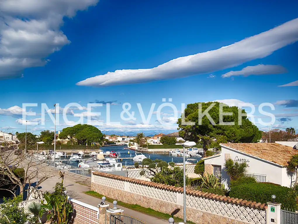 Vista exterior de Casa adosada en venda en Empuriabrava amb Aire condicionat, Jardí privat i Piscina