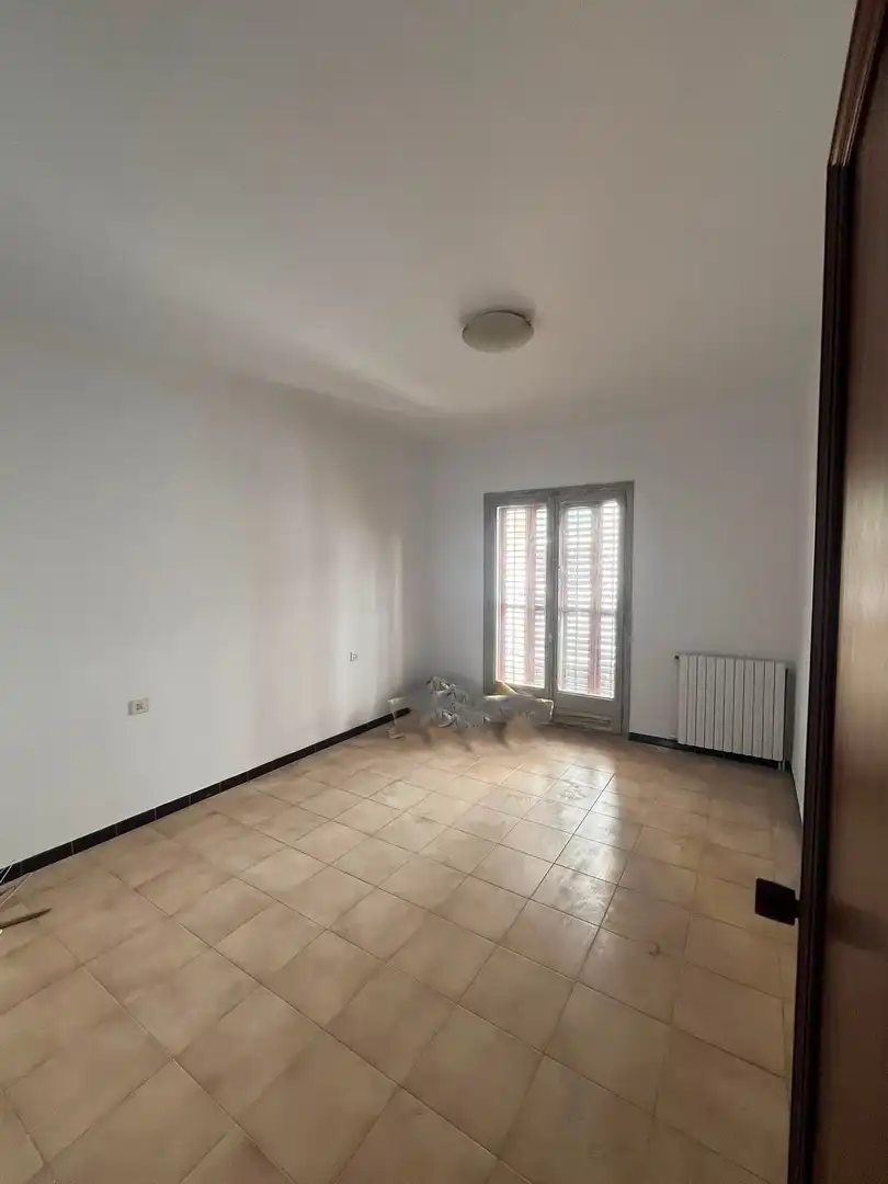 Schlafzimmer von Einfamilien-Reihenhaus zum Verkauf in Salt mit Heizung und Terrasse