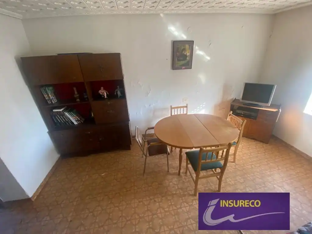 Menjador de Casa o xalet en venda en Bustillo del Páramo amb Calefacció, Jardí privat i Moblat