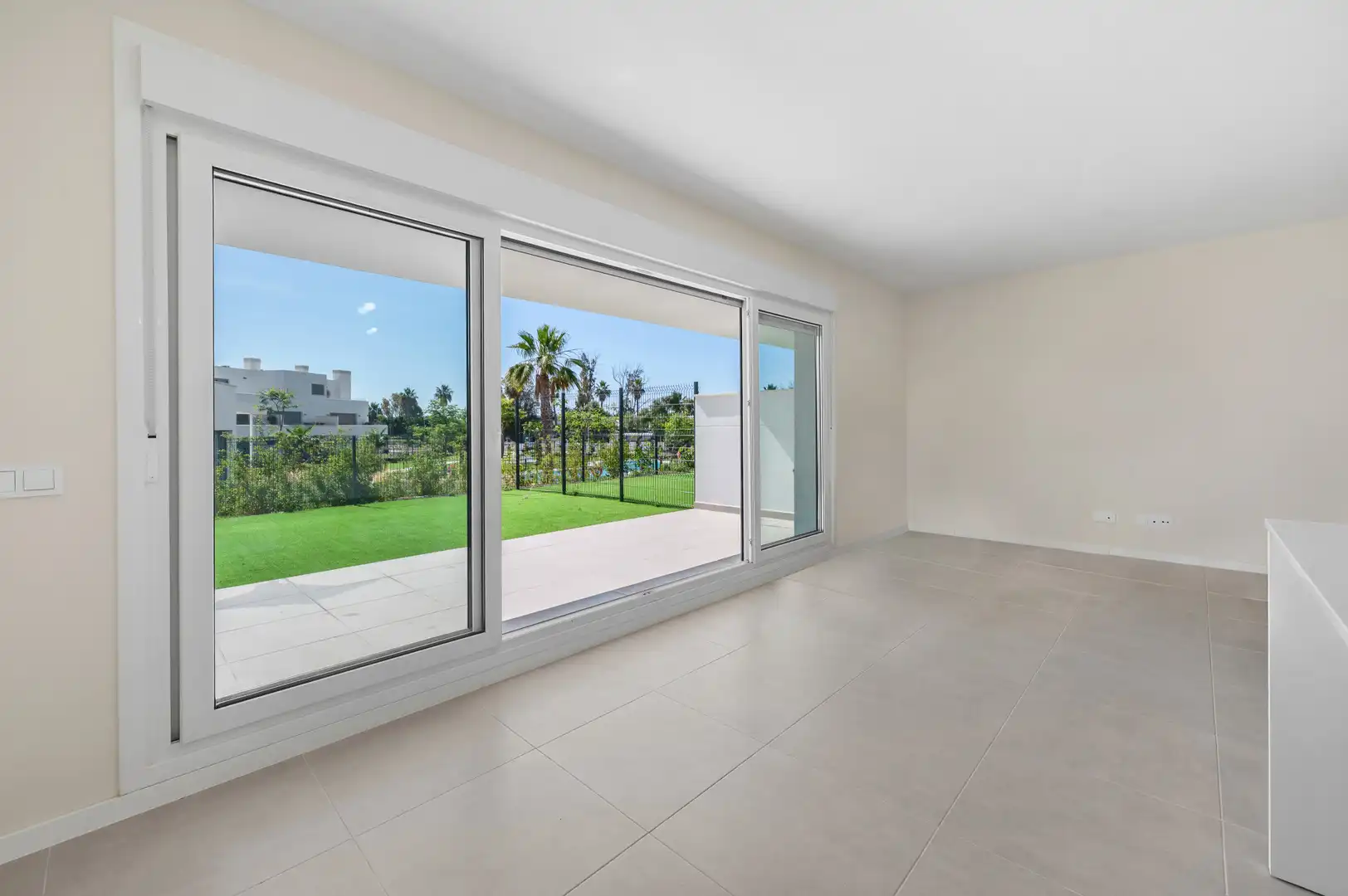 Living room of Ground floor for sale in Estepona  with Air Conditioner, Private garden and Terrace