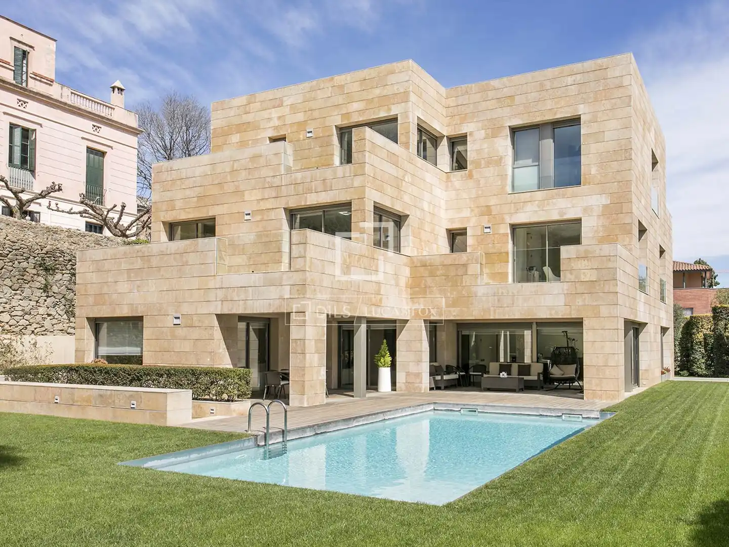 Vista exterior de Casa o xalet en venda en Barcelona amb Aire condicionat, Calefacció i Jardí privat