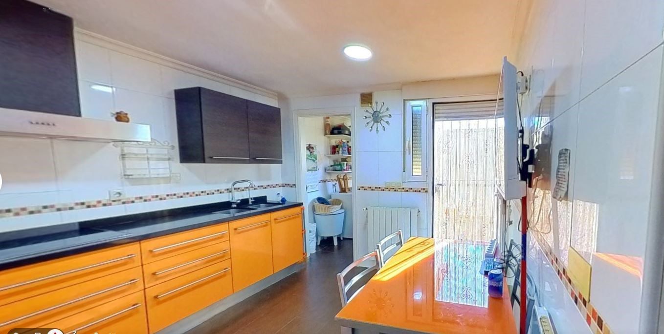 Cuina de Casa adosada en venda en La Roda amb Aire condicionat, Calefacció i Terrassa