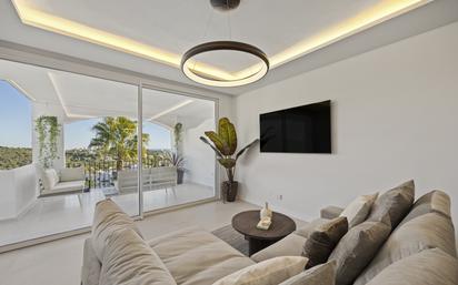 Sala d'estar de Apartament en venda en Benahavís amb Aire condicionat, Calefacció i Terrassa