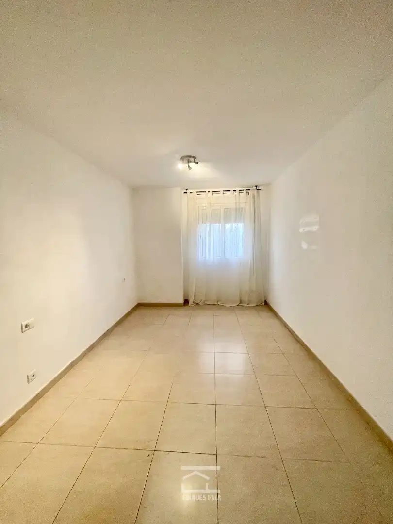 Habitación de Piso en venta en Mataró con Trastero, Horno y Alarma