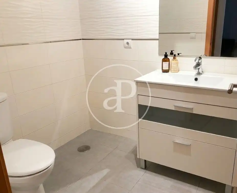 Baño de Piso de alquiler en Valencia con Aire acondicionado, Calefacción y Jardín privado