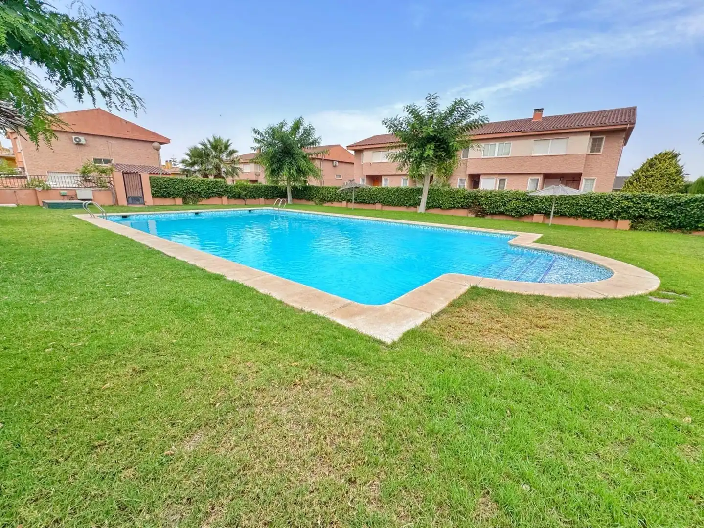 Piscina de Casa adosada en venta en Petrer con Jardín privado, Balcón y Piscina comunitaria