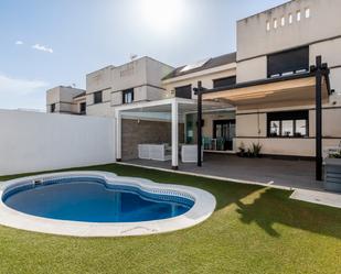 Piscina de Casa adosada en venda en Arroyomolinos (Madrid) amb Calefacció, Jardí privat i Parquet