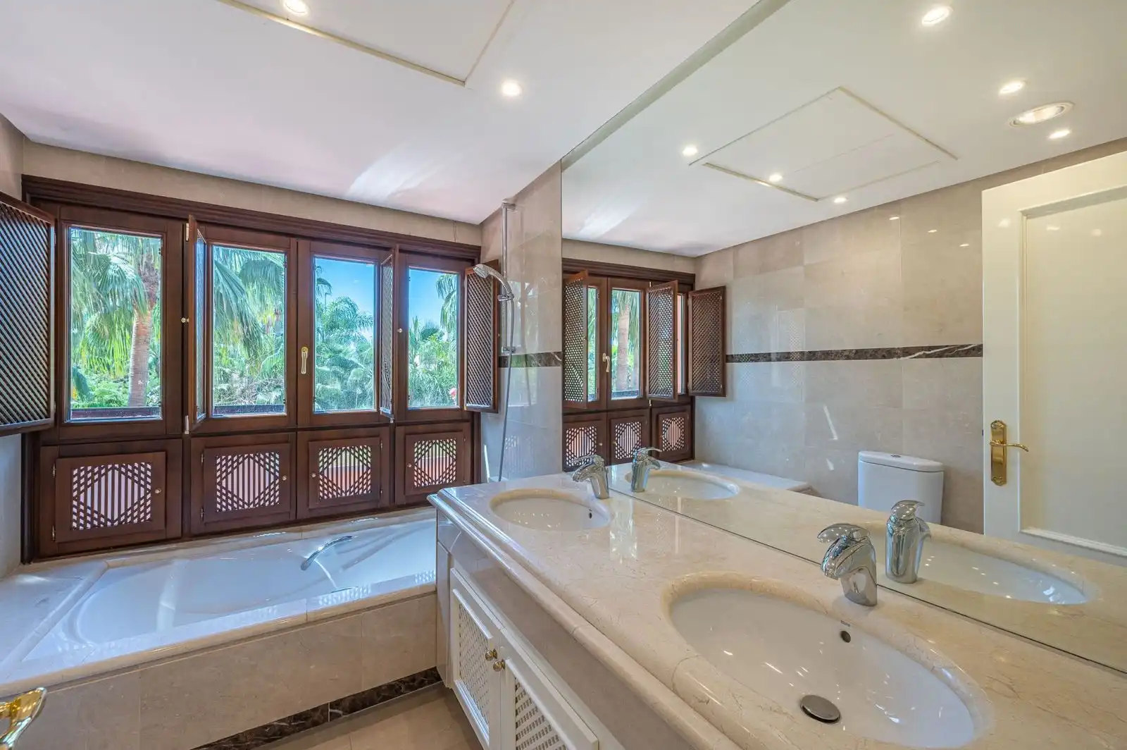 Baño de Ático en venta en Marbella con Terraza, Trastero y Piscina comunitaria