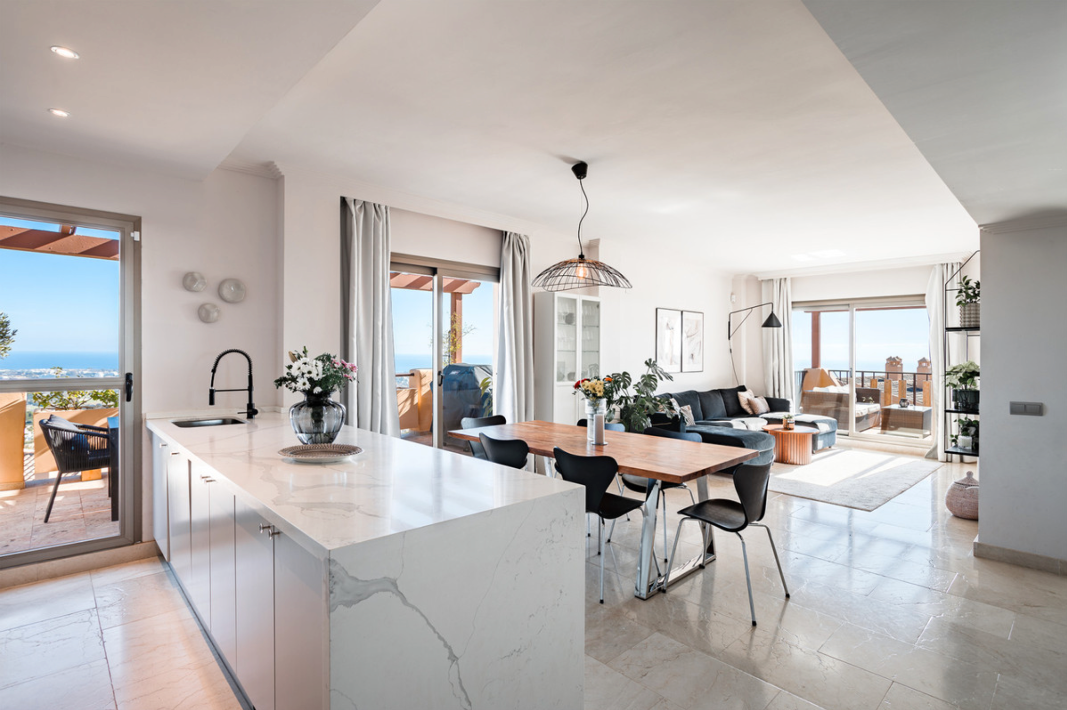 Menjador de Apartament en venda en Benahavís amb Aire condicionat, Terrassa i Moblat
