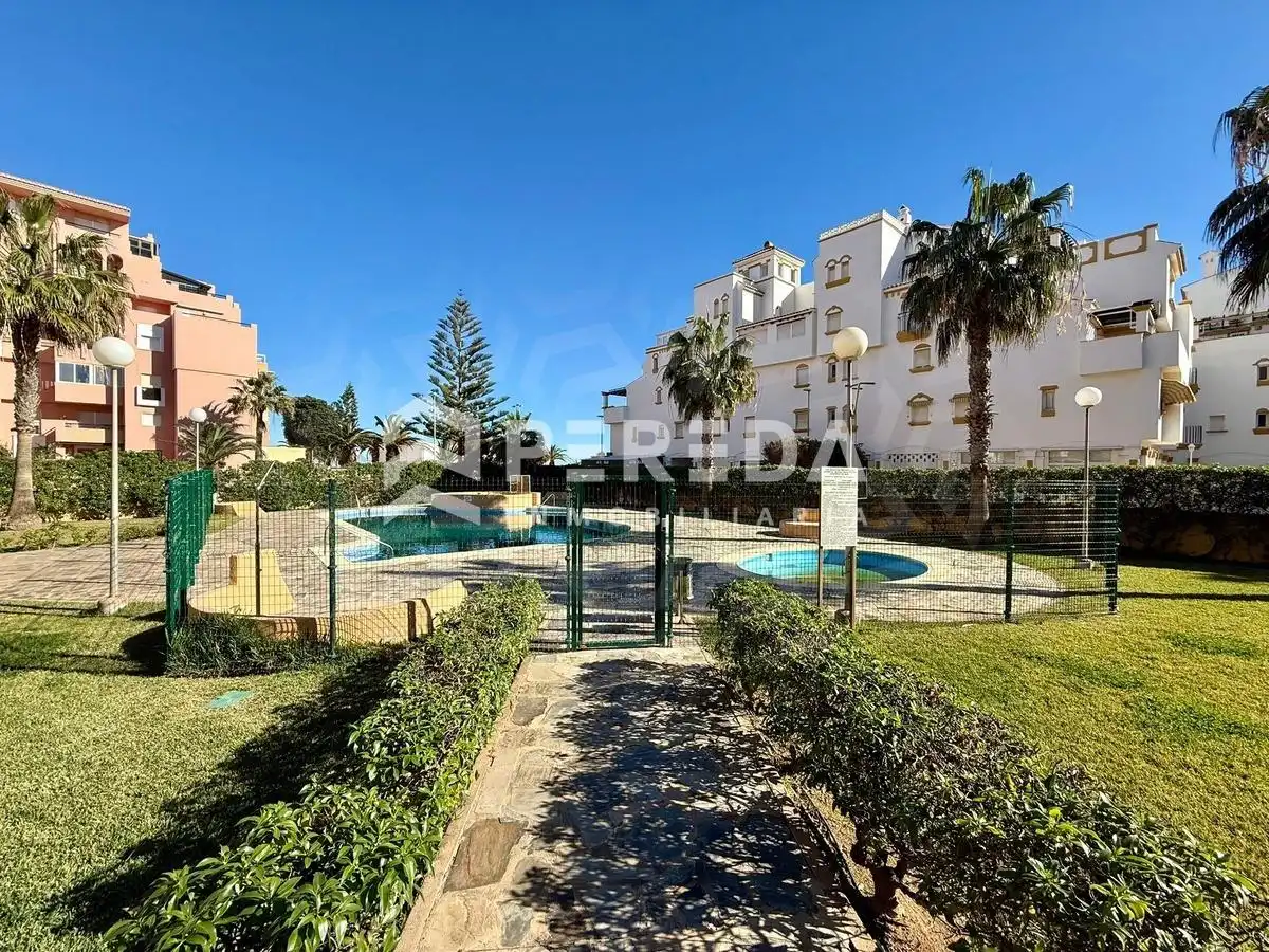 Vista exterior de Piso en venta en Roquetas de Mar con Jardín privado, Terraza y Balcón