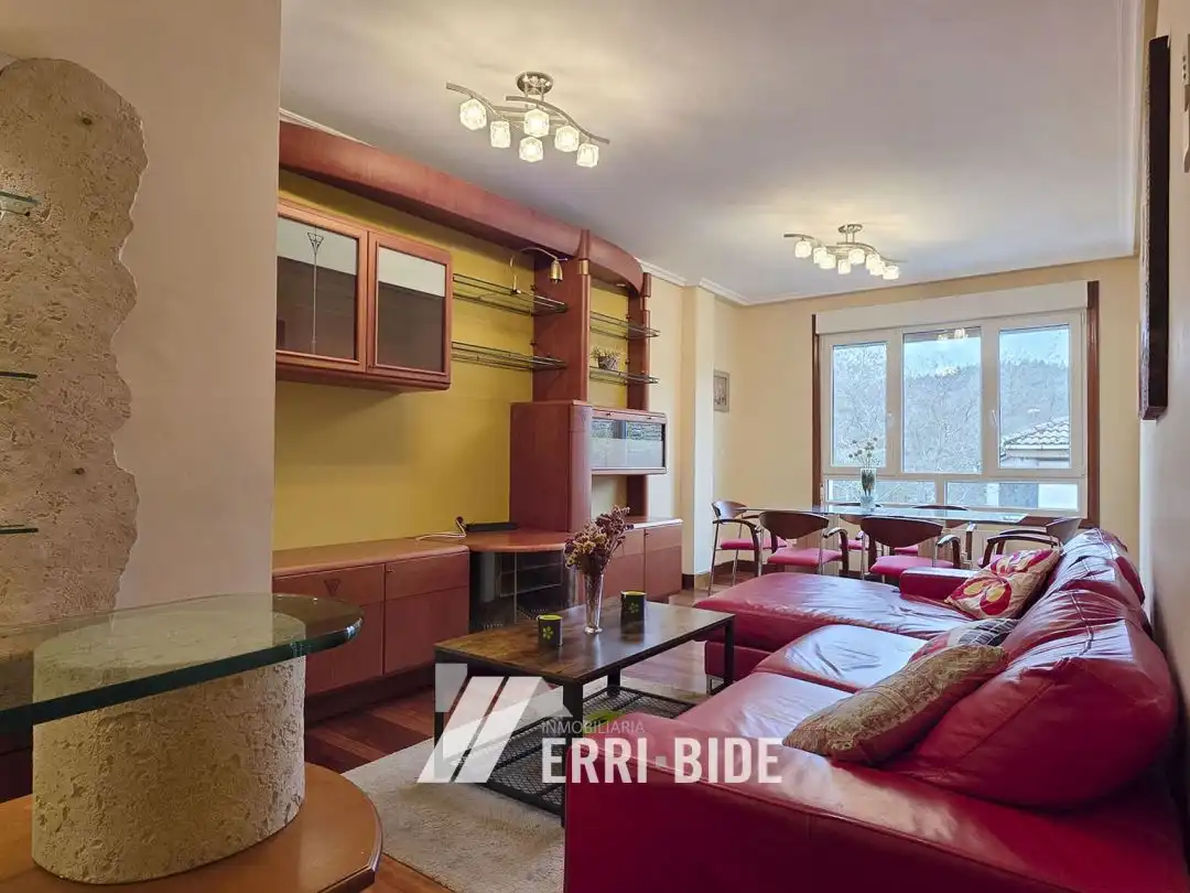 Sala de estar de Piso en venta en Mungia con Calefacción, Trastero y Balcón
