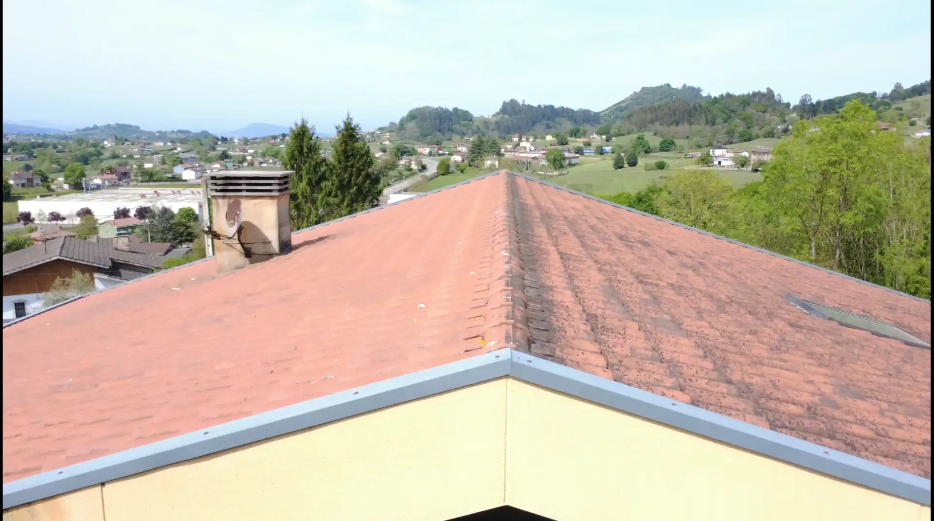 Vista exterior de Casa o xalet en venda en Siero amb Jardí privat, Terrassa i Traster