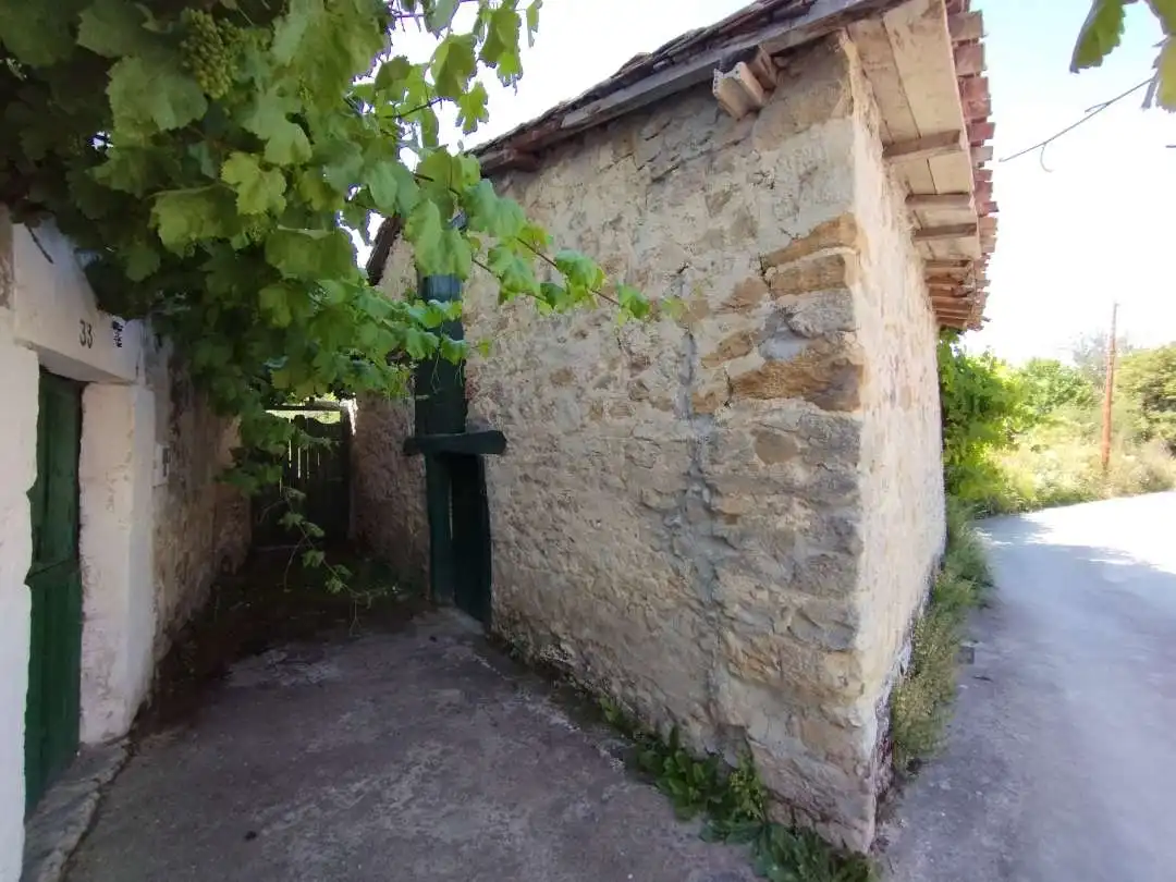 Außenansicht von Haus oder Chalet zum Verkauf in Valle de Tobalina mit Heizung und Privatgarten