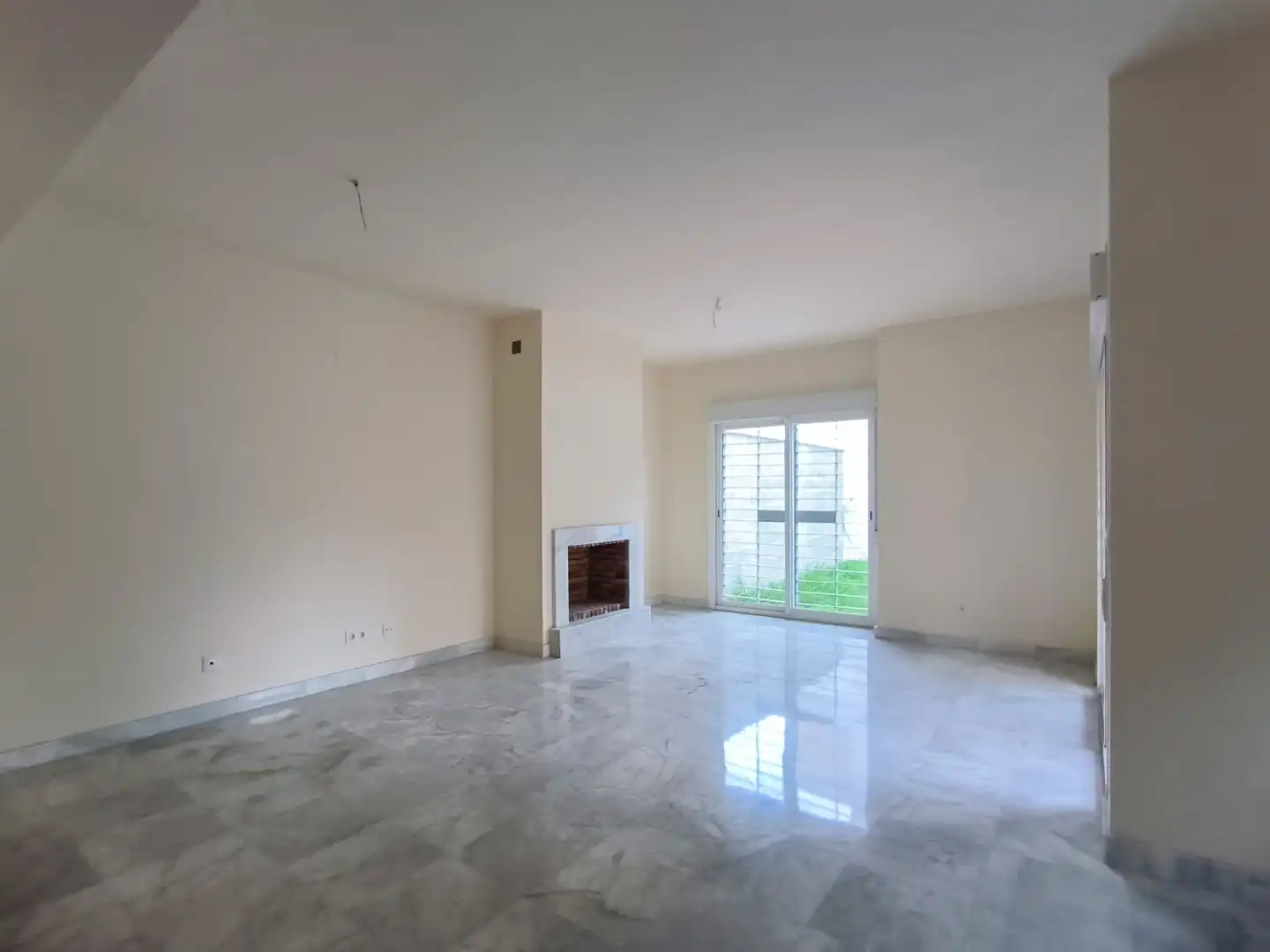 Sala de estar de Casa adosada en venta en Espartinas con Terraza