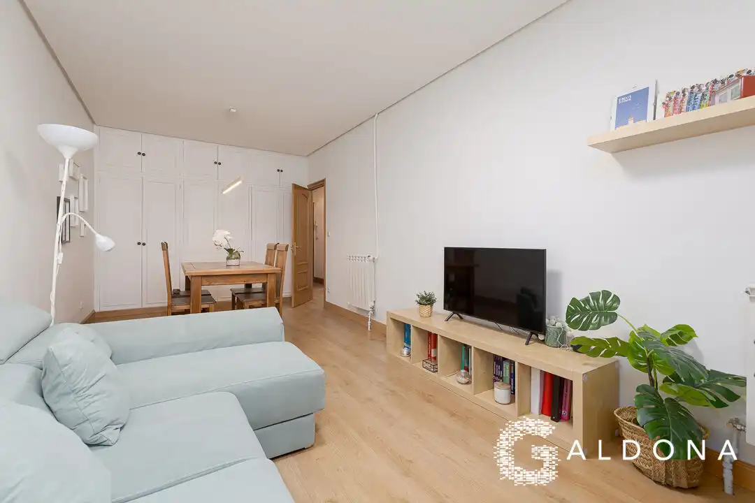 Sala d'estar de Pis en venda en Donostia - San Sebastián  amb Calefacció, Traster i Balcó