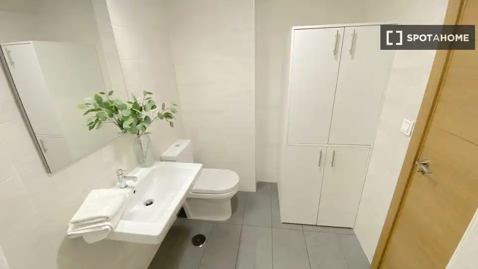 Bathroom of Flat for rent in Sevilla  with Air Conditioner, Heating and Furnished