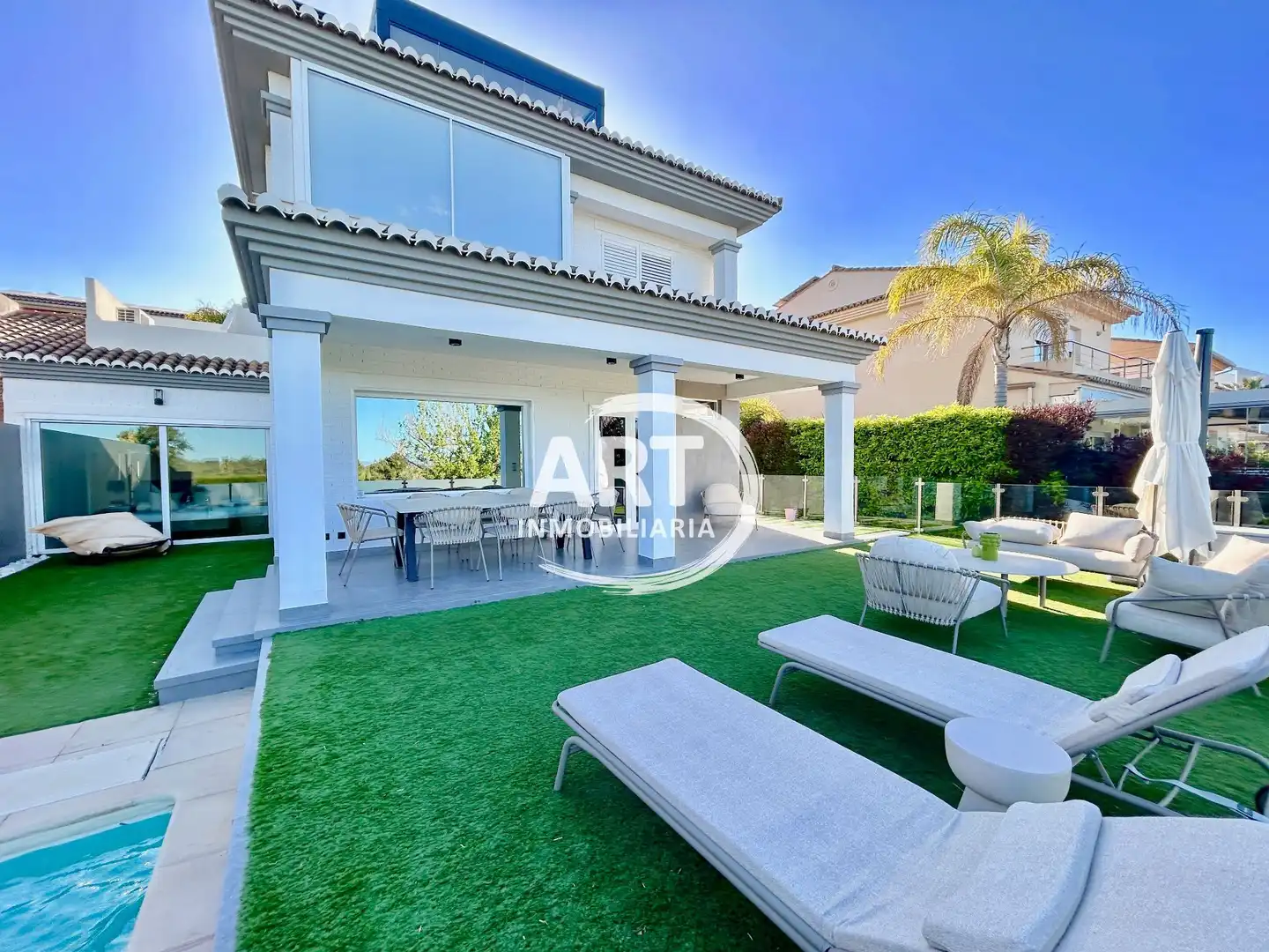 Vista exterior de Casa o xalet en venda en Bétera amb Aire condicionat, Calefacció i Jardí privat
