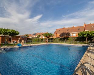 Piscina de Casa adosada en venda en Valdemoro amb Calefacció, Jardí privat i Terrassa