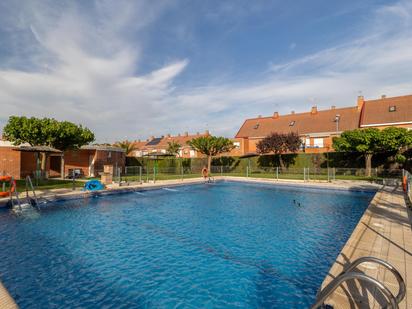 Piscina de Casa adosada en venda en Valdemoro amb Calefacció, Jardí privat i Terrassa