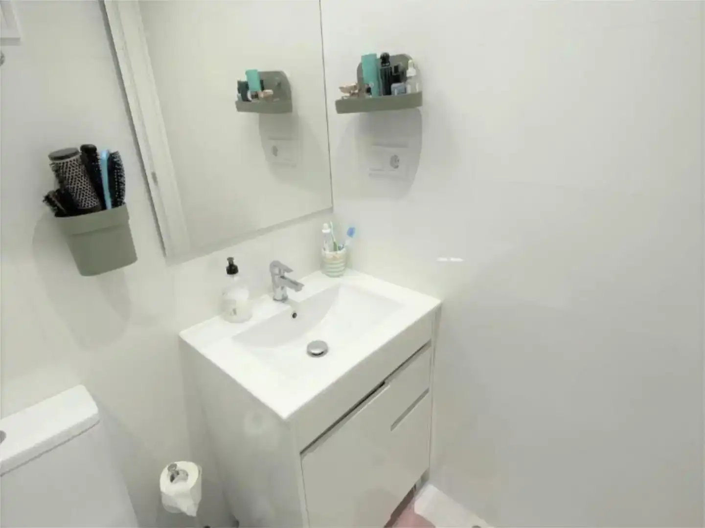 Bathroom of Apartments for rent in  Madrid Capital  with Air Conditioner and Balcony
