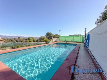 Chalet con piscina en venta en Vilamarxant