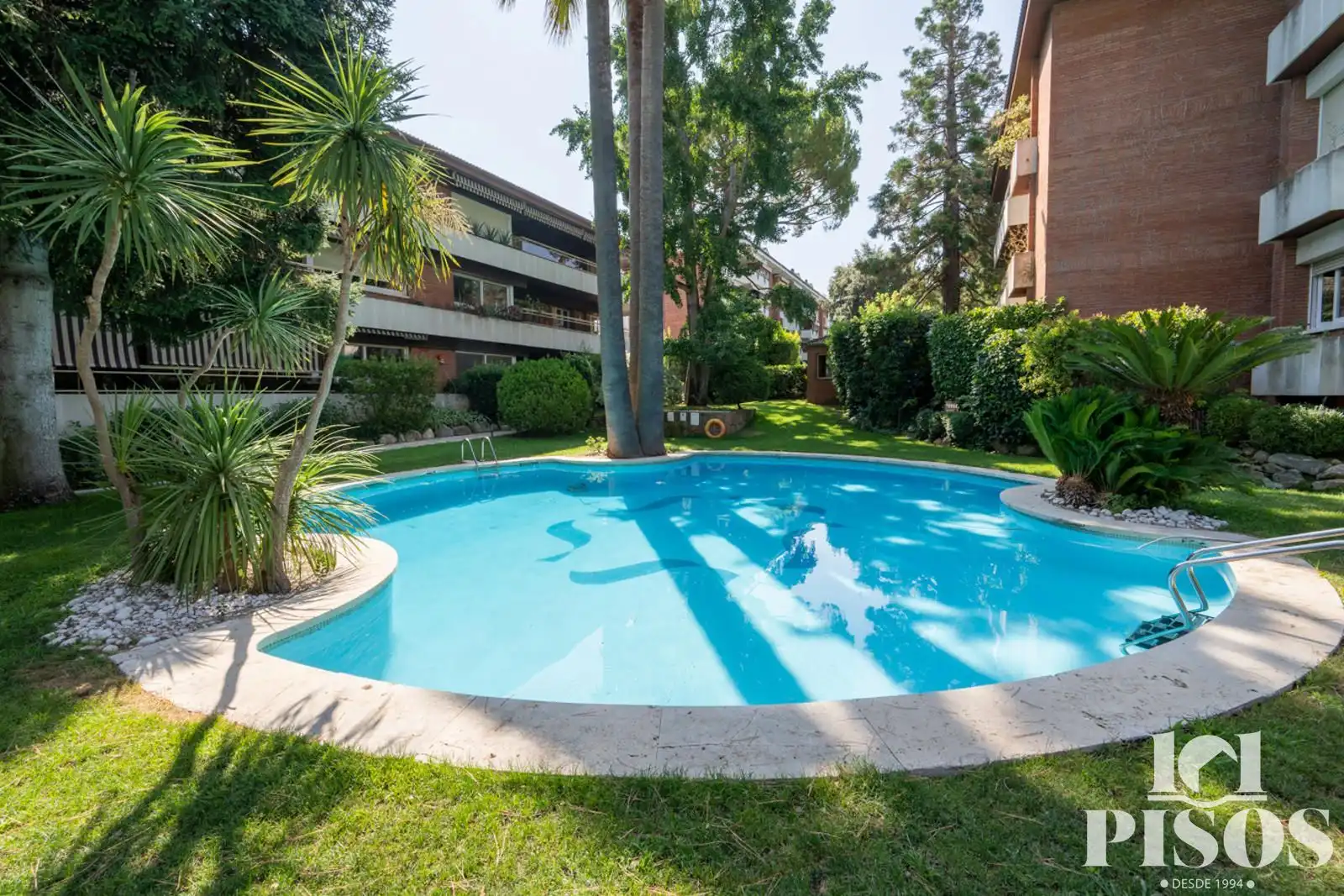 Swimming pool of Flat for sale in Sant Cugat del Vallès  with Air Conditioner, Heating and Private garden