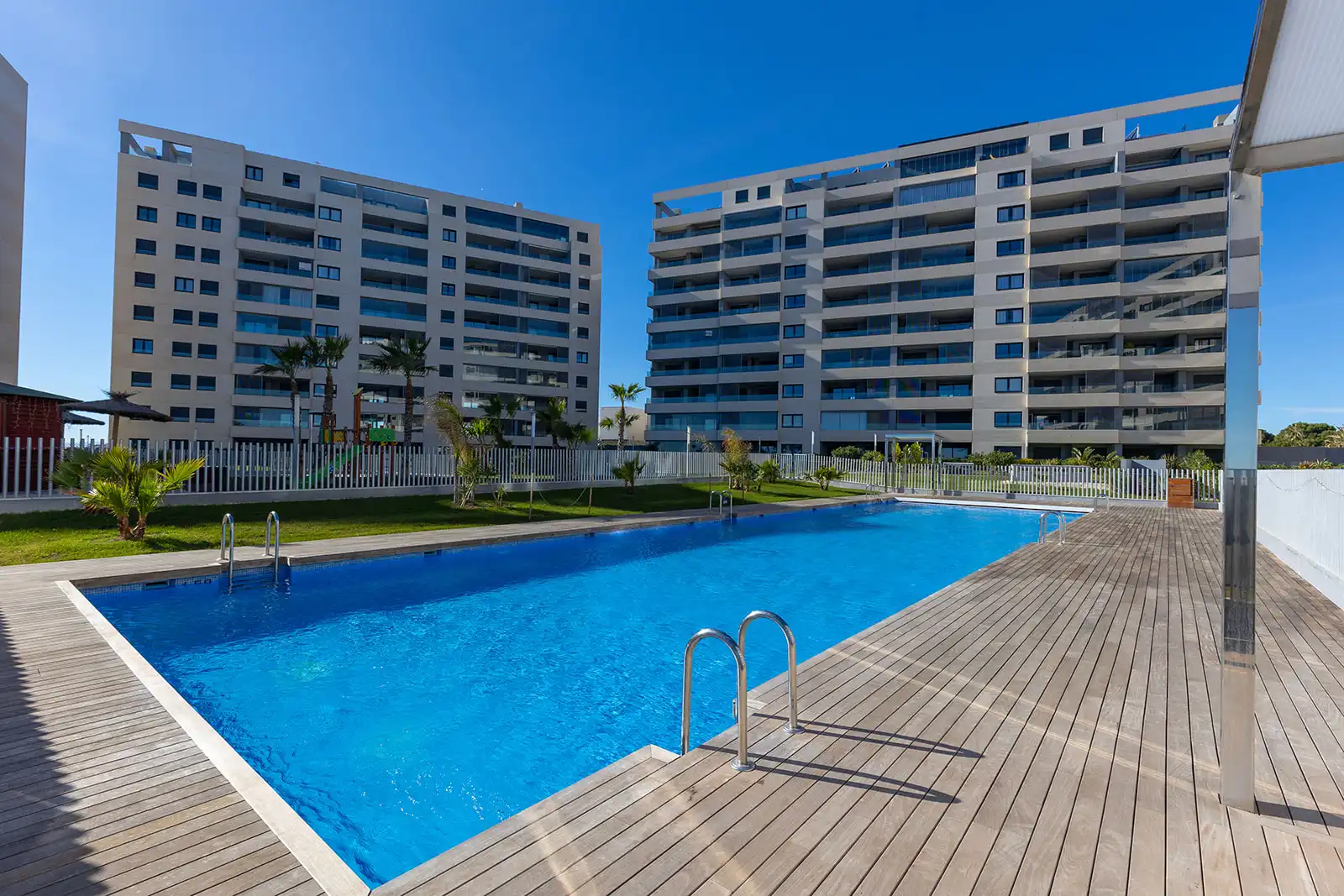 Piscina de Apartament en venda en Torrevieja amb Terrassa, Traster i Moblat