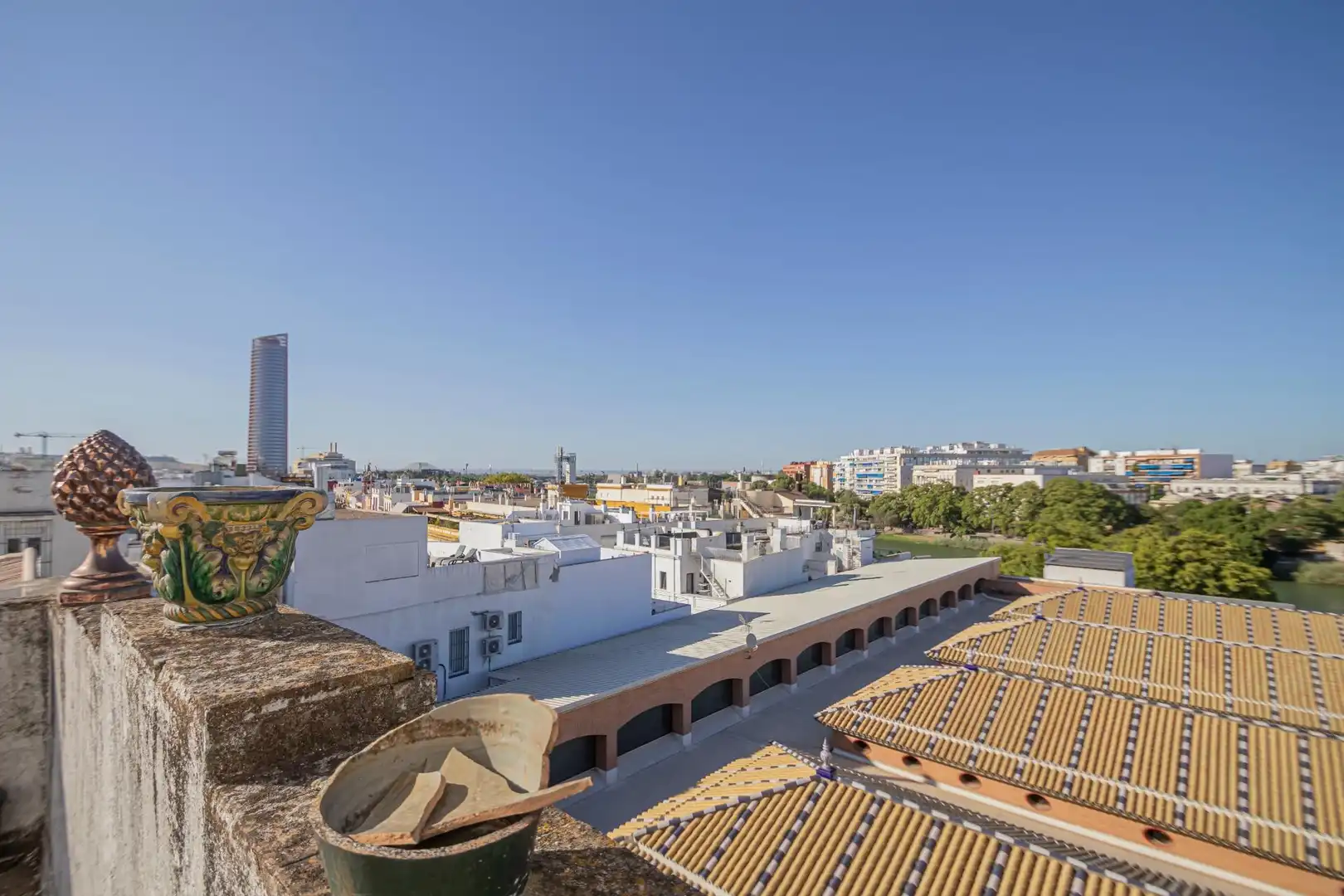 Vista exterior de Casa adosada en venda en Sevilla amb Terrassa