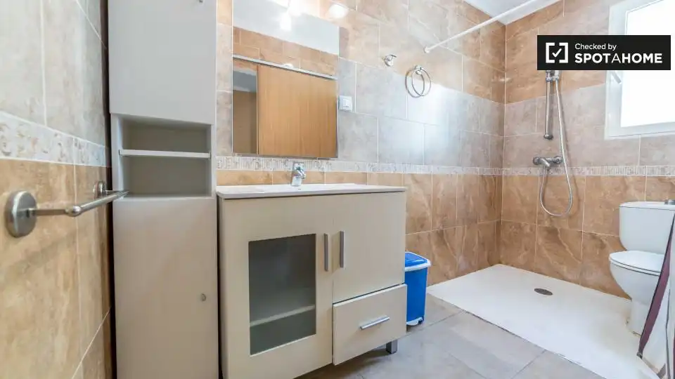 Bathroom of Flat for share in Valencia  with Air Conditioner, Terrace and Furnished