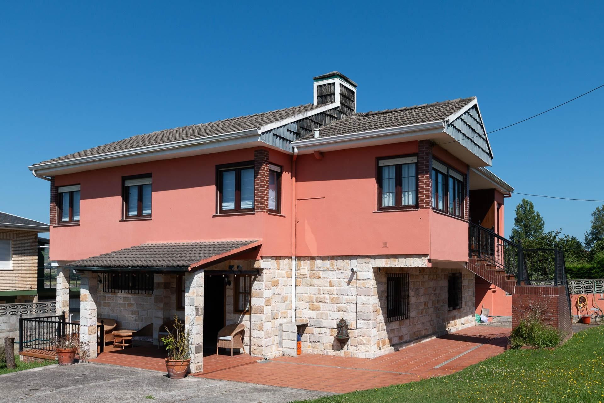 Vista exterior de Casa o xalet en venda en Suances amb Calefacció, Jardí privat i Terrassa