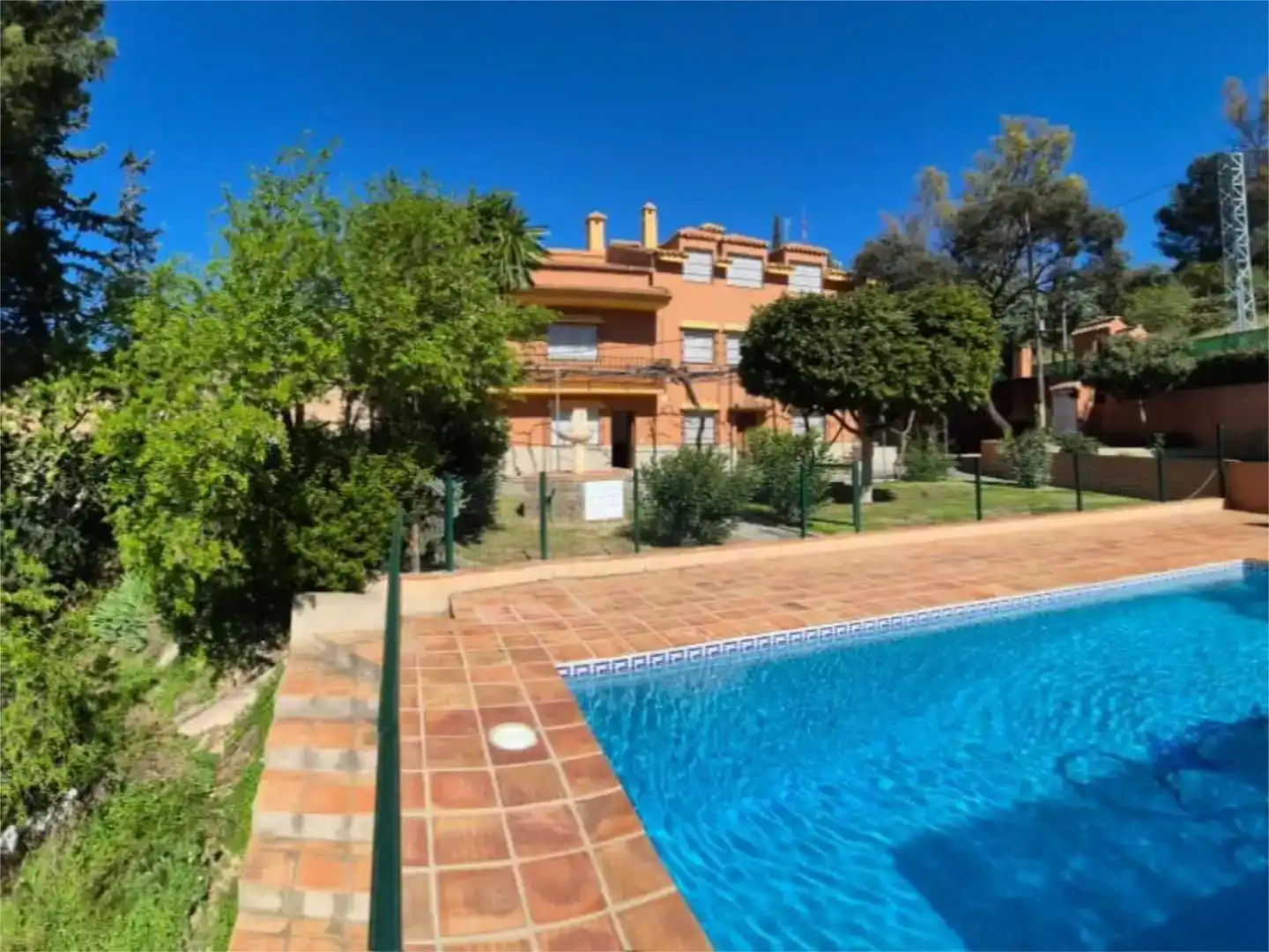 Vista exterior de Casa o xalet en venda en Cártama amb Aire condicionat, Piscina i Balcó
