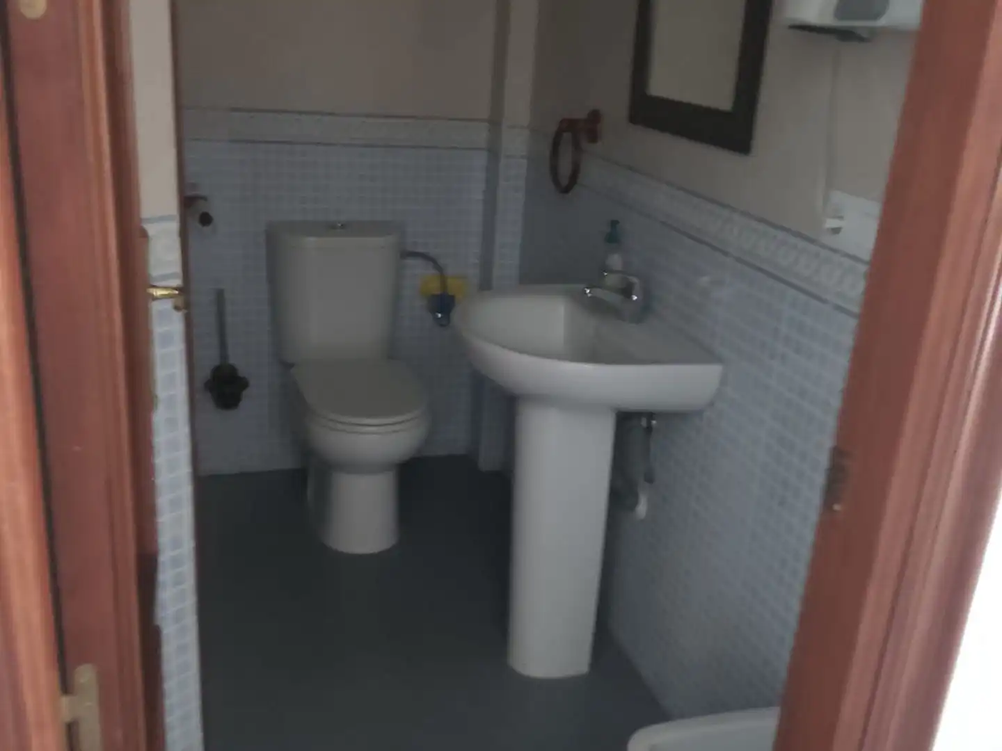 Baño de Local de alquiler en Huelva con Aire acondicionado y Amueblado