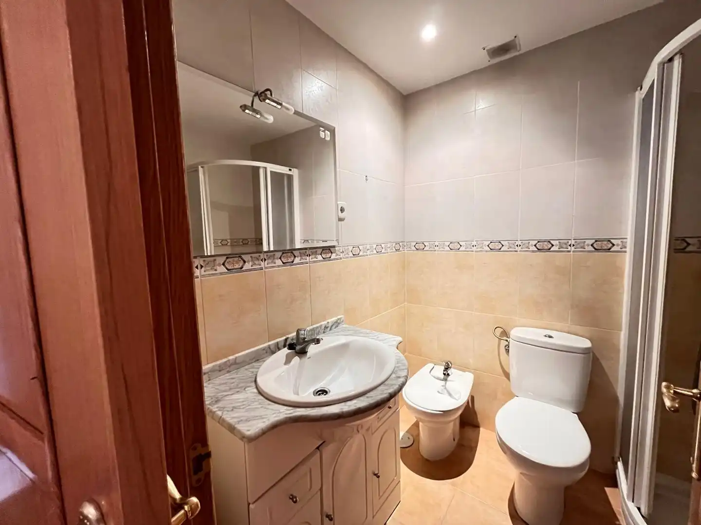 Badezimmer von Wohnung zum Verkauf in Los Navalmorales mit Klimaanlage und Heizung