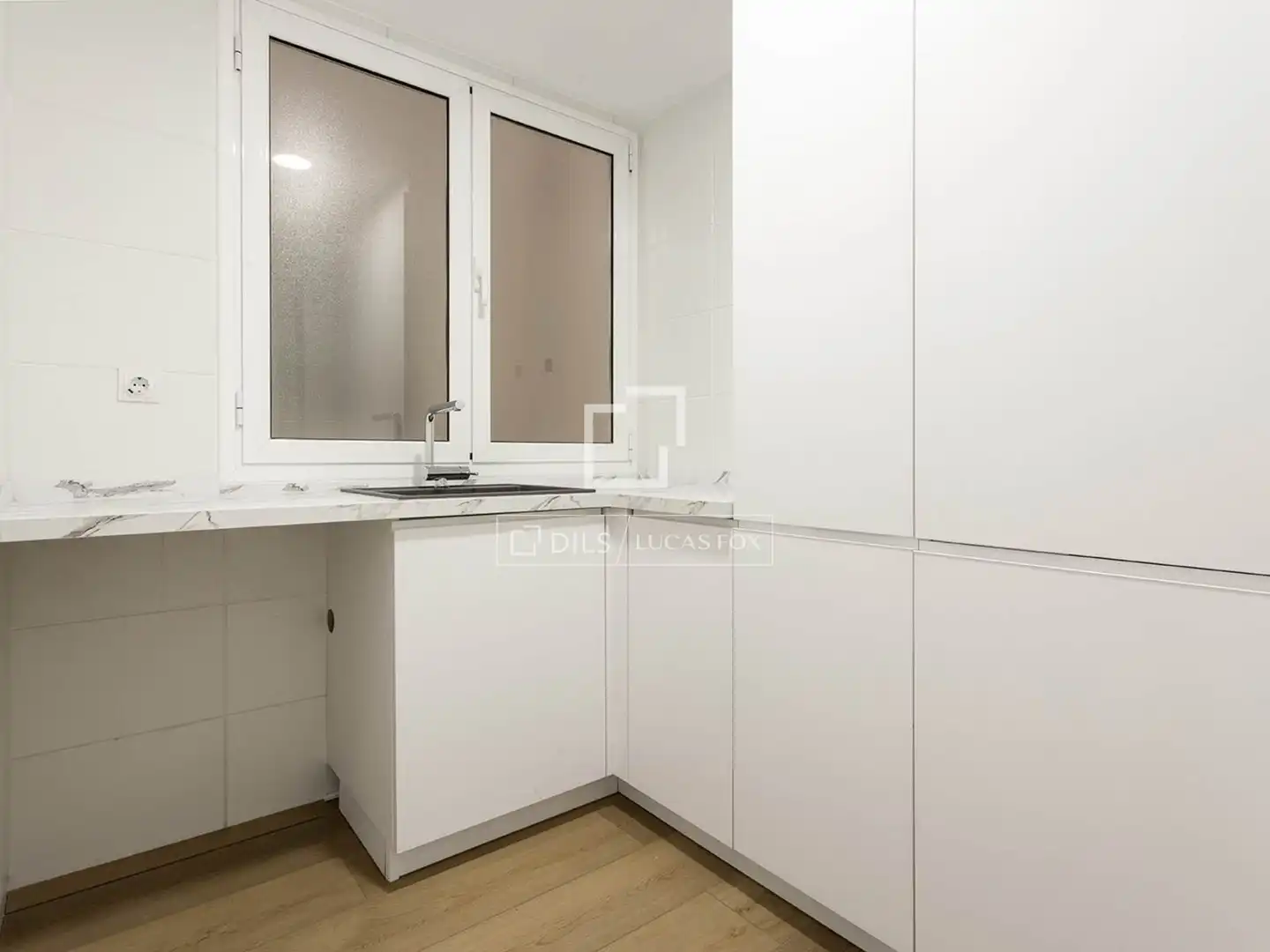 Cuina de Pis en venda en Barcelona amb Aire condicionat, Terrassa i Balcó
