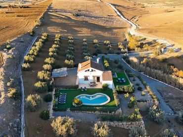 Casa rústica amb piscina en venda a Coín